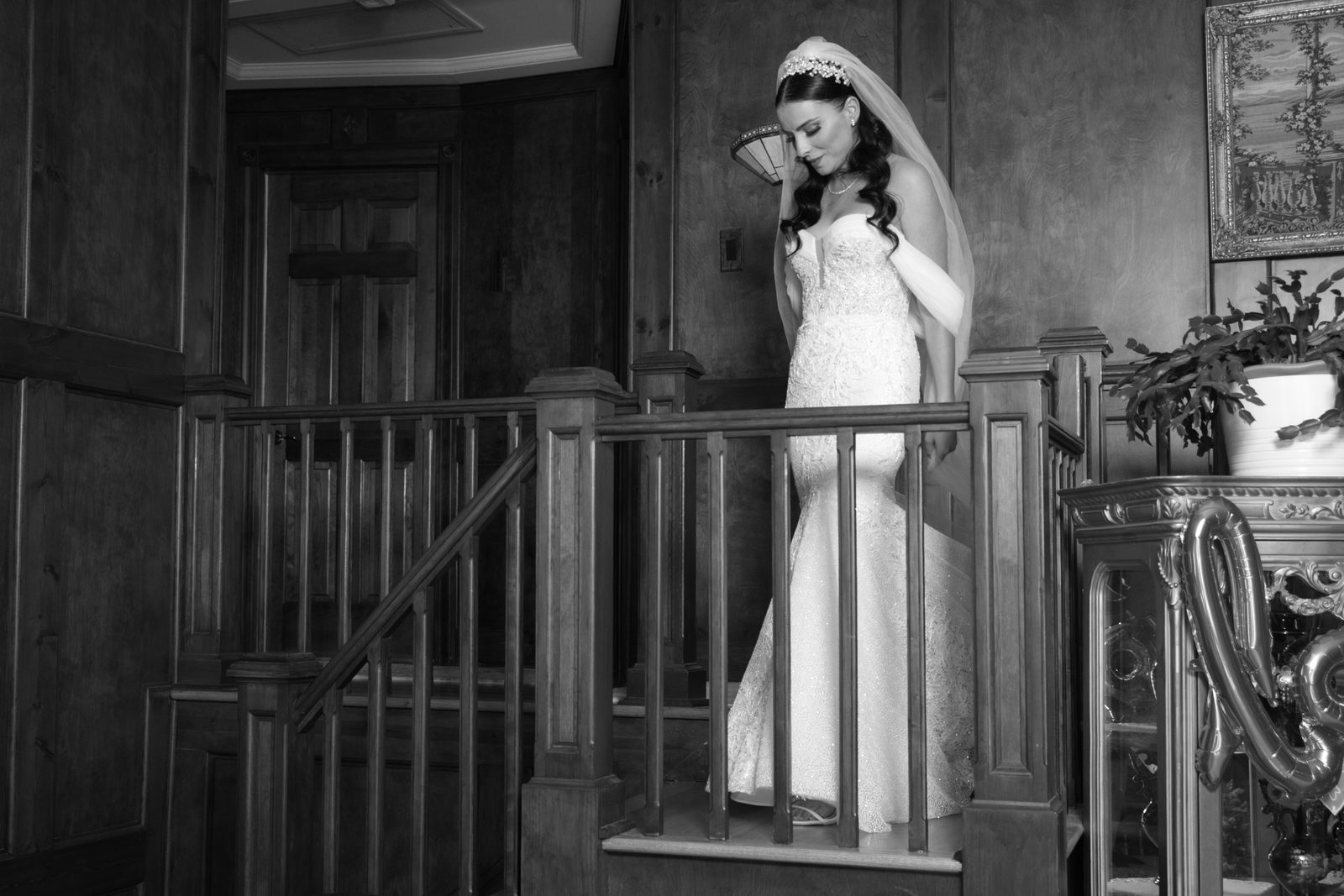 Black and white photo of the bride on the staircase